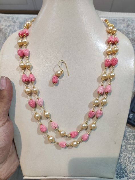 For order whatsapp 7680871433 Tulip Beads Jewellery, Tulip Beads, Antique Necklaces Design, Fair Food, Earrings Beads, New Gold Jewellery Designs, Antique Necklaces, Beads Designs, Pearl Necklace Designs