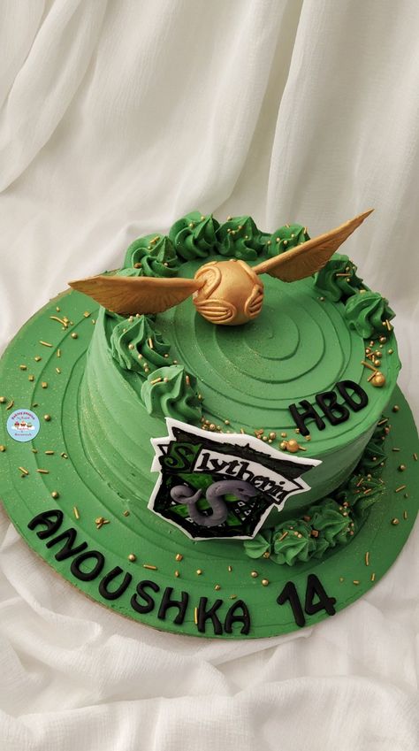 Harry Potter Birthday Slytherin, Slytherin Cake Ideas, Slytherin Birthday Party, Slytherin Birthday Cake, Slytherin Cake, Pastel Harry Potter, Harry Potter Theme Cake, Chocolate Covered Pineapple, Harry Potter Theme Birthday