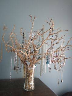 Jewellery Stand Ideas, Diy Jewerly Holders, Tree Branch Jewelry Holder, Necklace Holder Diy, Tree Necklace Holder, Classic Rustic Decor, Unique Jewelry Holder, Jewelry Tree Display, Diy Necklace Holder