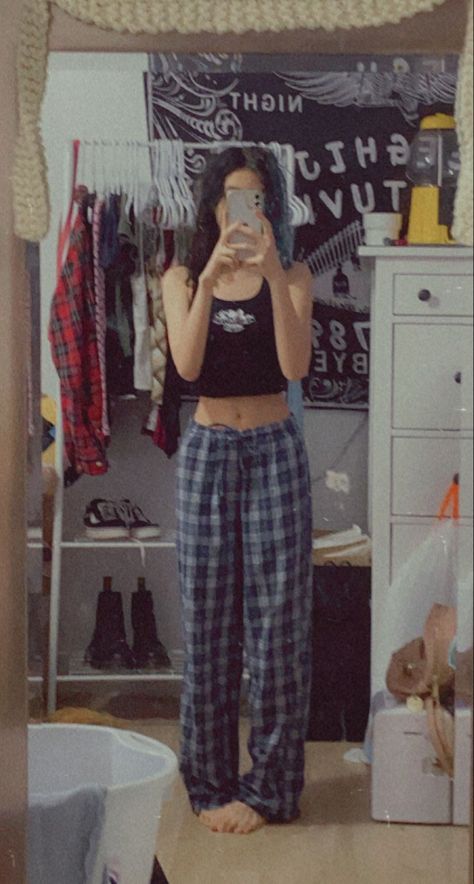 Pajama Look Street Styles, Plaid Pyjama Bottoms Outfit, Plaid Sweatpants Outfit, Cute Pajama Pants Outfit, Grunge Pajamas Aesthetic, Plaid Pants Outfit Aesthetic, Plaid Pajama Pants Outfits Aesthetic, Plaid Pj Pants Outfit, Grunge Pjs