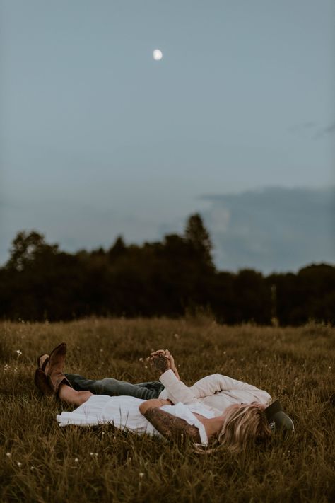 Engagement Photoshoot Country, Couples Photoshoot Night, Couples Photoshoot Country, Woodsy Couple Photoshoot, Ranch Couple Aesthetic, Cottage Core Couples Photoshoot, Country Couples Photoshoot, Couple Stargazing, Nighttime Engagement Photos