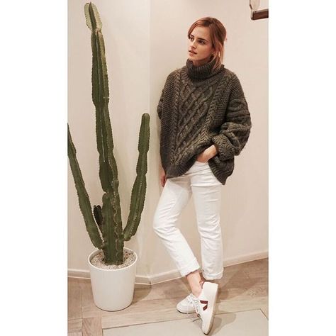 On Emma Watson: Zady sweater; Veja V-10 Sneakers (£87). Emma kept her fall look casual, styling her oversize sweater with white jeans and sneakers. Emma Watson Casual, Emma Watson Outfits, Emma Watson Style, Style Parisienne, Everyday Casual Outfits, Mode Casual, American Beauty, 가을 패션, Outfits Casual