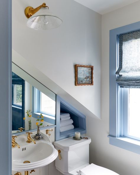 A cornflower blue trim winds through the entire house  for a cohesive look. Not changing the colors between places made... Monochromatic Blue Bathroom, Guest House Bathroom, Houses By The Beach, Weekend House, Up House, New York Apartment, Blue Trim, Sag Harbor, Grey Bedding