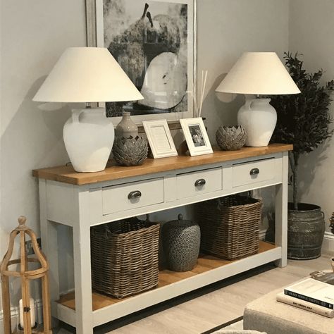 Console Blanche : 10 Modèles pour Illuminer ton Entrée Console Styling, Console Table Decorating, Entry Tables, Decor Home Living Room, Cozy House, Home Living Room, Console Table, Rustic Decor, Interior Styling