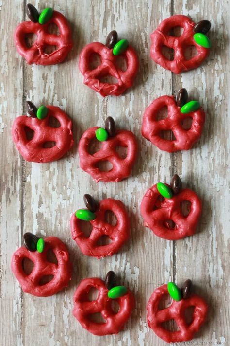 Apple Pretzel Bites Made 3 Different Ways! These are some of my favorite sweet treats! Apple Themed Balloon Arch, Apple Theme Parties, Apple Pretzels, Apple Birthday, Teacher Party, Apple Festival, Apple Treat, Teacher Treats, Snow White Birthday