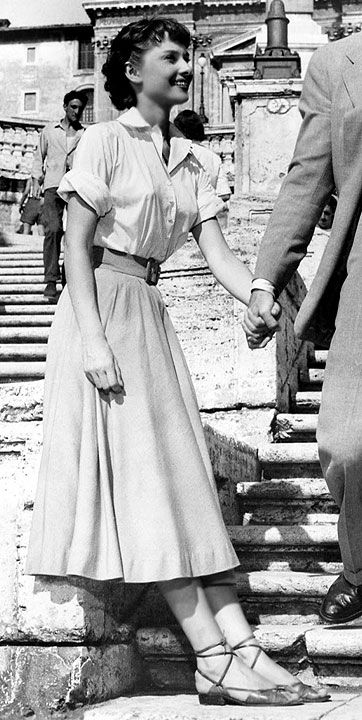 Audrey Hepburn Roman Holiday, Aubrey Hepburn, Harry Clarke, Audrey Hepburn Photos, Eliza Doolittle, Full Midi Skirt, Audrey Hepburn Style, Design Moda, Hepburn Style