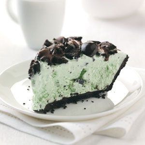 Easy Grasshopper Ice Cream Pie Grasshopper Pie Recipe, Ice Cream Pie Recipe, Grasshopper Pie, Ice Cream Pie, Chocolate Chip Ice Cream, Cream Pie Recipes, Ice Cream Pies, Chocolate Sandwich, Chocolate Sandwich Cookies