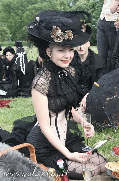 Mary P. Sue Goth Picnic, Goth Attire, Goth Ideas, Vintage Garden Parties, Mode Steampunk, Goth Witch, Goth Subculture, Victorian Goth, Romantic Goth