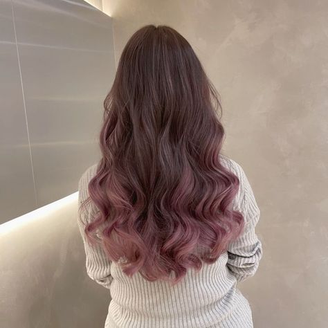 Brown Hair With Pink Highlights, Emo Hair Color, Dusty Rose Hair, Brown And Pink Hair, Light Purple Hair, Korean Hair Color, Peekaboo Hair, Hair Color Options, Hair Inspiration Long