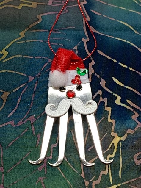 Christmas Tree Ornaments Handmade From Vintage Silverware and - Etsy Cat Octopus, Window Ornaments, Flatware Crafts, Spoon Ornaments, Christmas Spoons, Cutlery Art, Silverware Crafts, Silverware Art, Santa Claus Reindeer