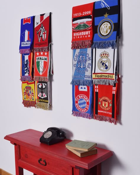 ⚽ SPORT SCARF DISPLAY RACK 🏈 Create your Sports wall! ✔️ For more than 6 scarves (per module) ✔️ Manufactured in Brushed Stainless Steel. ✔️ Supplied with installation instructions and all fixings ✔️ Break sharp edges. ✔️ Excellent quality of finish. ✔️ Scarfs not included. ✔️ Dimension per Module (48.5 cm wide | 60 cm high) without scarfs. 3 Available Models : Single module - For more than 6 scarves Double module - For more than 12 scarves Triple module - For more than 18 scarves 🚚 How long d Scarves Display, Sports Jersey Display, Fame Ideas, Football Holder, Male Bedroom Ideas, Game Room Ideas, Soccer Room, Football Rooms, Soccer Decor