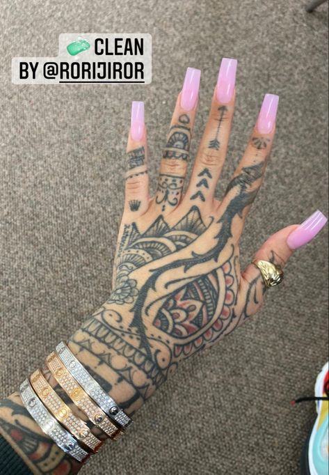 Side Hand Tattoos, Henna Inspired Tattoos, Cute Hand Tattoos, Hand And Finger Tattoos, Pretty Hand Tattoos, Henna Tattoo Hand, Neck Tattoos Women, Black Girls With Tattoos, India Love