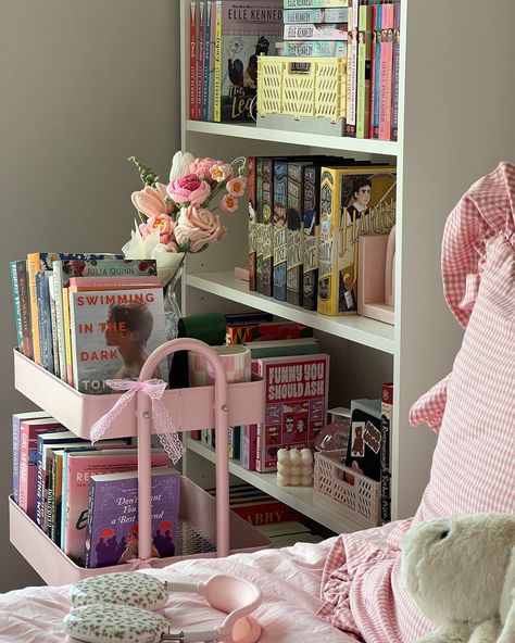 Book Corner Ideas Bedroom, Bookshelves Aesthetic, Pink Bookshelves, Book Bedroom, Cosy Reading Corner, Bookshelf Aesthetic, Book Mood, Future Library, Bookshelf Inspiration