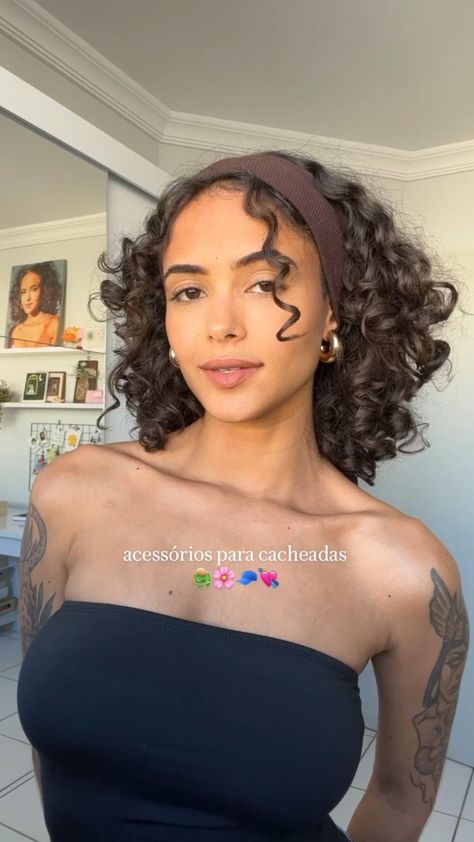 Hair Styles For Short Hair Wavy, Homecoming Hair Short Curly, Professional Hairstyles For Short Curly Hair, Short Curly Hair Accessories Ideas, Curly Hairstyles Accessories, Short Curly Hairstyles Clips, Curly Hair With A Headband, Short Curly Hair With Headband Ideas, Outfits For Short Curly Hair