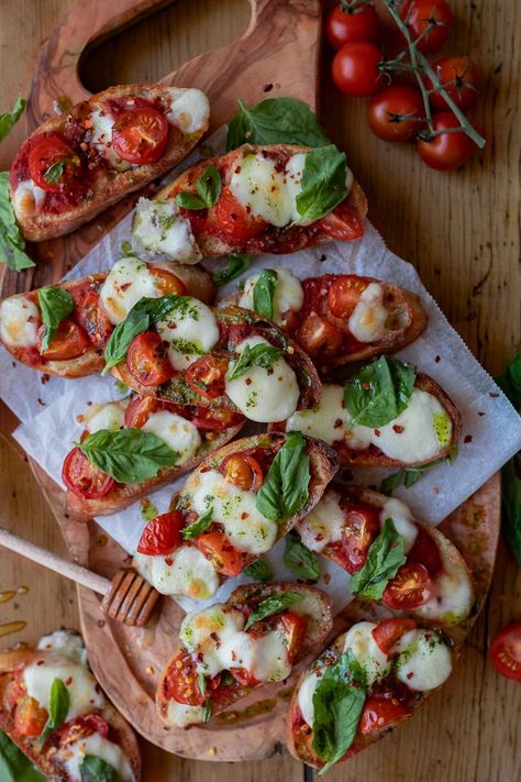 These bite-sized Pizza Crostini’s make for the perfect little snack to serve up for lunch with very minimal prep and cooking time. Made with toasted baguette that’s brushed with garlic, tomato sauce, cherry tomatoes and mini mozzarella balls. Pizza Crostini, Kale Pesto Pasta, Mini Mozzarella Balls, Feta Pizza, Nye 2023, Toasted Baguette, Mozzarella Balls, Breakfast Soup, Marinated Tomatoes