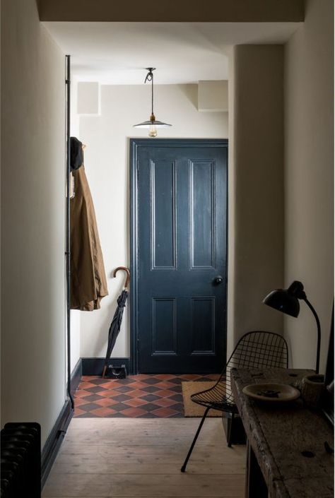 White House Charcoal Trim, Vintage Bungalow, Diy Cabin, Victorian Terrace House, Victorian Townhouse, Victorian Terrace, London Apartment, Blue Door, Entry Way