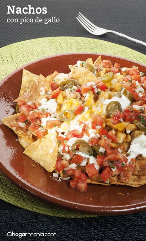 Nachos con pico de gallo Nachos Recipe Easy, Nachos Recipe, Supper Recipes, Trending Recipes, Easy Pasta Recipes, Low Carb Keto Recipes, Quesadillas, Mexican Dishes, Easy Pasta