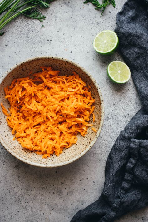 4-Ingredient Shredded Carrot Salad with Honey-Lime Dressing - from market to table Shredded Carrots Side Dish, Carrot Shredded Recipes, Ways To Use Shredded Carrots, Shredded Carrot Recipe, Shredded Carrot Salad, Spicy Raw Carrot Salad, Grated Carrot Salad, Simple Spinach Salad, Grilled Carrots