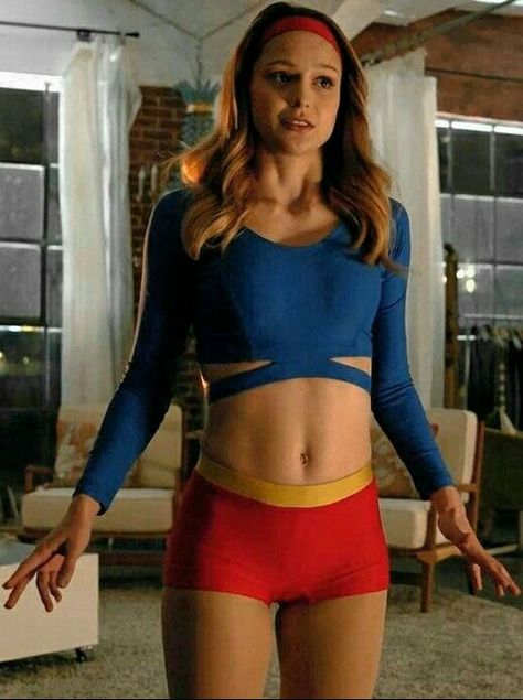 Kara: "The SJWs will NEVER allow this canon-accurate outfit, but...DON'T I LOOK AS SEXY AS HELL?!" ❤❤❤❤❤ Celebrity Abs, Supergirl Outfit, Melisa Benoist, Melissa Benoit, Mellisa Benoist, Pretty Body, Supergirl Cosplay, Melissa Supergirl, Supergirl Tv