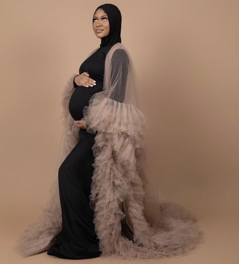 Maternity Pictures Robe, Maternity Robe Shoot, Big Dress Maternity Shoot, Black Maternity Robe Photoshoot, Ruffle Robe Maternity, Mode Turban, Loaf Cake, Family Goals, Maternity Shoot