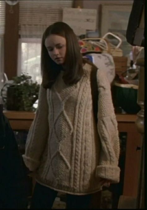 rory from gilmore girls wearing a long tunic like sweater Gilmore Girls Sweater, Rory Gilmore Sweater, Gilmore Sweater, Rory Gilmore Style, Gilmore Girls Fashion, Gilmore Girls Outfits, White Sweater Outfit, Oversized Knit Sweater, Aelfric Eden