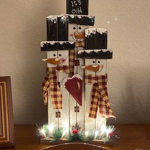 Rustic Porch Signs, Snowman Wooden Signs, Diy Wood Snowman, Rustic Christmas Porch, Christmas Decor Snowman, Christmas Pallet, Porch Leaners, Snowman Ideas, Christmas Signs Diy