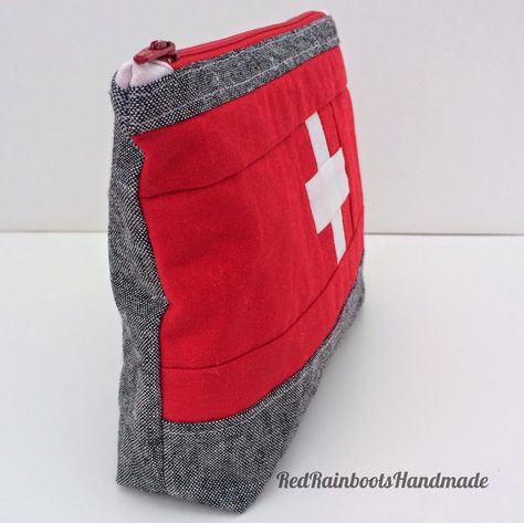 Red Rainboots Handmade: First-Aid Pouch - Pattern Now Available! First Aid Pouch, Ouch Pouch, Arrow Quilt, Julia Davis, Sewing Christmas Gifts, Red Rain Boots, Diy Makeup Bag, Cute Mothers Day Gifts, Pouch Pattern