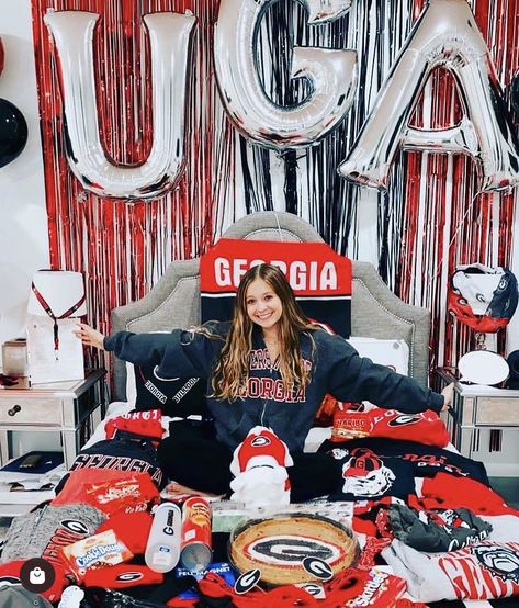 Uga Bed Party, Uga Aesthetic, University Pictures, Uga Dorm, College Announcements, College Bed, Senior Year Things, College Vibes, Bed Party