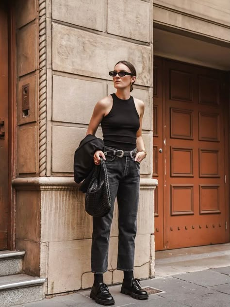 Edgy Everyday Outfits, Edgy Woman Aesthetic, Modern Minimalist Fashion Edgy, Refined Edgy Style, Punk Classy Outfits, Punk Glam Outfit, Black 90s Jeans Outfit, Minimalist Rocker Style, Edgy Outfits 2024