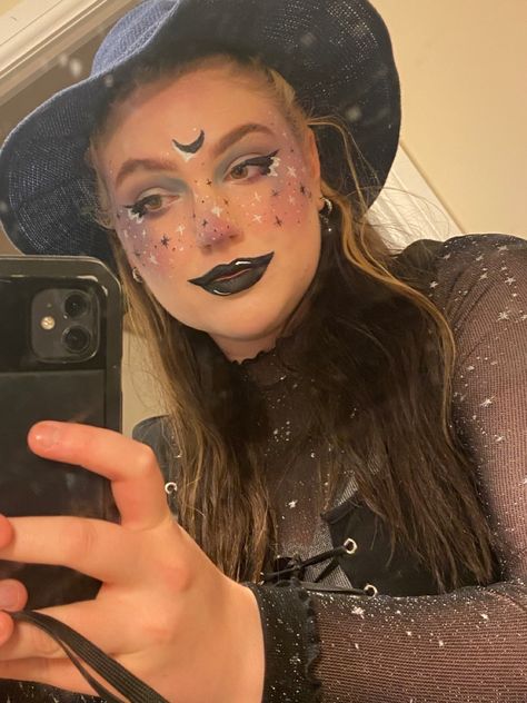 Witch makeup with blue and purple blush, black and white stars to detail stars, black overdrawn lipstick. Flower Witch Makeup, Celestial Witch Costume Makeup, Celestial Witch Costume Ideas, Celestial Costume Halloween, Astrology Witch Costume, Lunar Witch Costume, Garden Witch Makeup, Pretty Witch Makeup Halloween, Cosmic Witch Makeup