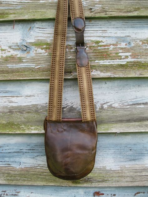 Contemporary Makers: Madison Grant Award Winning Hunting Pouch by Eric Ewing Shooting Bags, Mountain Men, Tooling Patterns, Pouch Diy, Diy Leather Bag, Hunting Bags, Leather Workshop, Medicine Bag, Leather Crafts