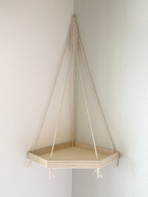 Shelf Macrame, Corner Shelf Ideas, Corner Shelf Design, Macrame Hanging Shelf, Macrame Shelf, Diy Hanging Shelves, Shelf Hanging, Shelf Floating, Diy Plant Hanger