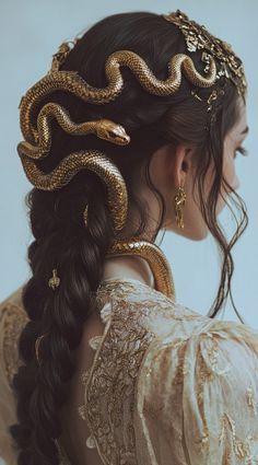 Medusa Hair Ideas, Medusa Aesthetic Outfit, Medusa And Poseidon Costume, Madussa Costumes, Medusa Inspired Outfit, Medusa Couple Costume, Medusa Halloween Costume Diy, Diy Medusa Headpiece, High Sleek Bun