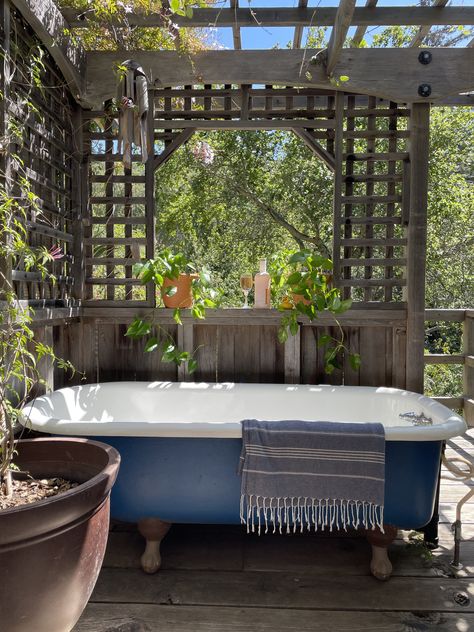 Porch Bathtub, Outdoor Tub Clawfoot, Bathtub Outdoor, Outdoor Bathtubs Ideas, Bathtub In Garden, Outdoor Bath Tub Ideas, Outdoor Bathtubs, Garden Bathtub Decor, Outdoor Tubs