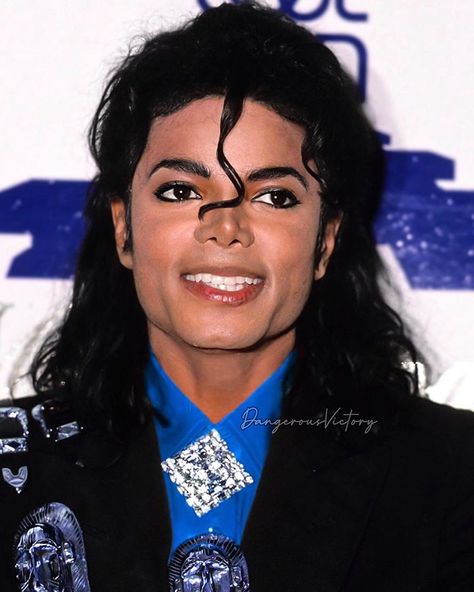 Michael Jackson ⚡️ в Instagram: «⭐️ He is so handsome 😍 . . . . . #michaeljackson #kingofpop #moonwalker #mj #michael #jackson #applehead #kingofthedancefloor #legend #king…» Mj Bad, Soul Train Awards, Michael Jackson Wallpaper, Jackson Bad, Michael Jackson Art, Michael Jackson Smile, Soul Train, Joseph Jackson, Michael Jackson Bad