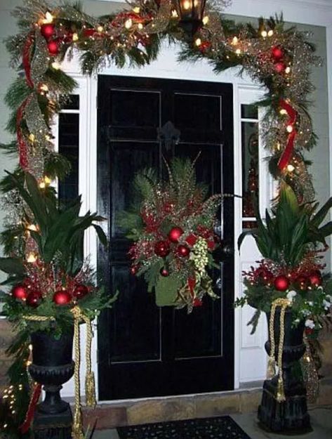 20 Most Inviting Christmas Front Door Decorations | Decor Home Ideas Elegant Garland Christmas, Christmas Front Doors, Have Inspiration, Christmas Outdoor, Christmas Porch, Noel Christmas, Christmas Door, Christmas Deco, Christmas Joy