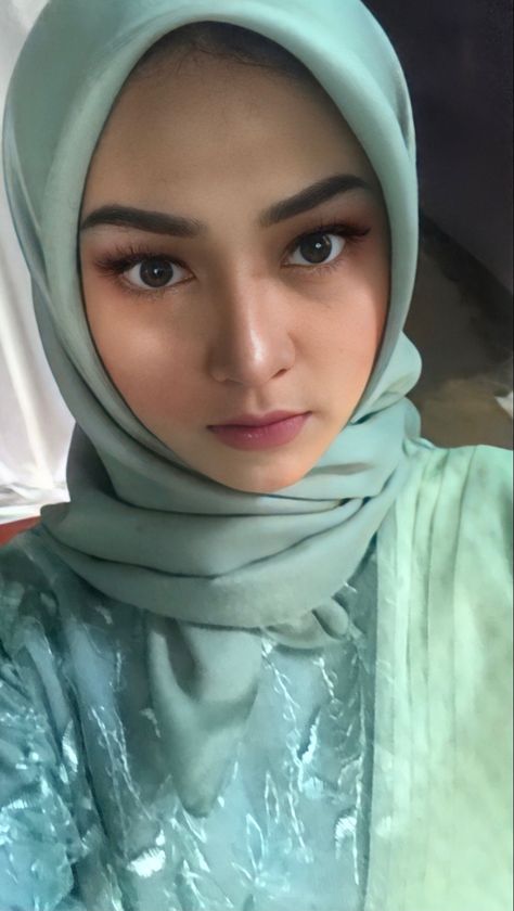 Pap Wisuda, Make Up Simple Natural Hijab, Make Up Kondangan Simple, Makeup Wisuda Hijab Natural, Make Up Perpisahan, Make Up Natural Wisuda, Makeup Graduation Hijab, Make Up Wisuda Korean Look, Make Up Wisuda Hijab