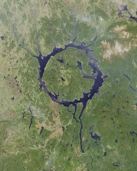 Lake Manicouagan, Canada - by NASA Impact Crater, History Of The World, Aerial Photos, Weird Things, Earth From Space, Eastern Shore, Quebec Canada, Birds Eye View, World Trade Center