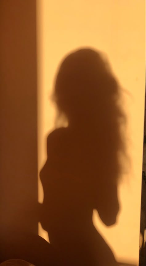 Silouttes Of People Aesthetic, Shadow Woman Aesthetic, Siloette Ideas Photography, Woman Silhouette Aesthetic, Sillouttes Images Women, Creative Mobile Photography, Photo Ombre, Woman Shadow, Woman From Behind