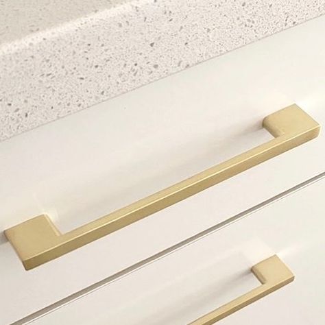 Renée on Instagram: "I got so many DMs about these gold handles when I storied the before and after (saved to kitchen) so here’s the details so you can always find them in my feed.   nbat.com.au - 160mm Brushed Brass Kitchen Handle – Jak Series. They’re only $7.55 each 😮 and they come in a variety of sizes #glowup . . .  #decor #coastal #neutrals #coastalneutral #earthytones #coastaldecor #scandi #Scandinavian #scandidecor #interior #DIY #decorating #interiordecor #interiordesign  #whitedecor #gold #goldhandles #goldpull #goldkitchen #brasshandle #brasspull" Cream Kitchen Gold Handles, Kitchen Brushed Gold Hardware, Brushed Gold Hardware Kitchen, Brushed Gold Kitchen Hardware, Brushed Brass Kitchen Hardware, Tech Moodboard, Gold Kitchen Handles, Gold Hardware Kitchen, Brushed Brass Kitchen