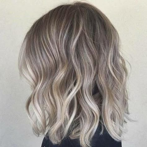 Ash blonde o rubio ceniza: el color de pelo más deseado del momento Longbob Hair, Blonde High, Dark Ash Blonde, Color Rubio, Ash Blonde Balayage, Ash Hair Color, Caramel Highlights, Long Bob Haircuts, Brunette Balayage Hair