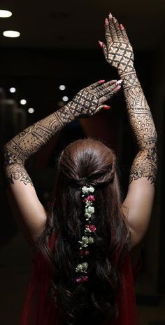 Mendhi Poses Bride, Bridal Mahendi Pose, Mehandi Pictures Ideas, Mehandhi Bride Poses, Bridal Mehndi Pictures, Bridal Mehndi Photography Poses, Mehendi Shoot Wedding Photography, Dhoti Saree Photoshoot Poses, Mehandi Pics Bride