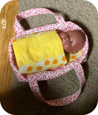 Crafting for Shoeboxes: How to make a Carry Cot or Carrier Bed for a Mini Baby Doll Cot Pattern, Baby Doll Carrier Pattern, Doll Carrier Pattern, Baby Doll Carrier, Small Baby Dolls, Doll Sleeping Bag, Handmade Stuffed Toys, Diy Sewing Gifts, Chalk Pencil