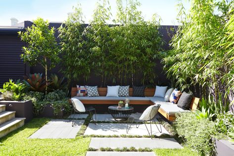 8 Genius Ways To Create A Private Outdoor Space | Domino Design Per Patio, Garden Seating Area, Small Courtyard Gardens, Backyard Seating, Ideas Backyard, Backyard Inspiration, Small Outdoor Spaces, Small Backyard Patio, Garden Seating