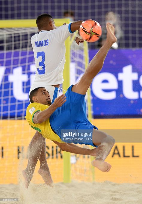 News Photo : Rodrigo of Brazil attempts an overhead kick... Beach Football, Beach Soccer, Soccer World Cup, Soccer Stadium, Soccer World, Outdoor Movie, Beach Volleyball, Worlds Of Fun, Fifa