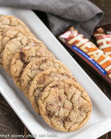 Brown Butter Toffee Cookies - Chewy cookies filled with toffee chunks with a nutty nuance thanks to brown butter! Brown Butter Toffee Cookies, Butter Toffee Cookies, Heath Bar Cookies, Chewy Toffee, Cookies Chewy, Heath Bar, Brown Butter Cookies, Toffee Recipe, Heath Bars