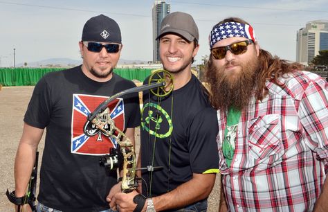 Country singers jason aldean, and luke bryan, with duck commander/buck commander willie robertson Buck Commander, Jason Alden, Willie Robertson, Robertson Family, The Band Perry, Country Strong, Duck Commander, Country Music Videos, Duck Dynasty