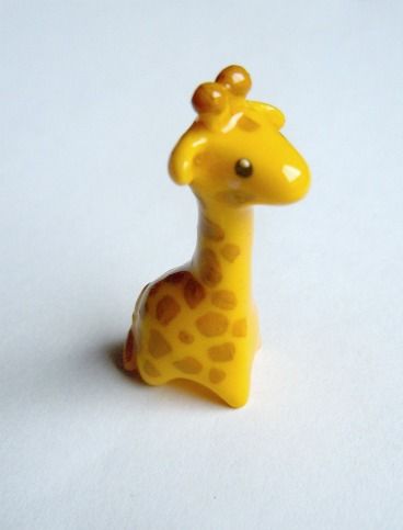 A little tutorial to sculpt a tiny, sweet giraffe : ) It's a quite simple project, but I had great fun while making it.. hope you'll like ... Clay Giraffe, Fimo Animals, Kawaii Giraffe, Fimo Kawaii, Inside Joke, Clay Things, Clay Stuff, Polymer Clay Diy, Polymer Clay Animals