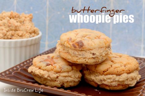 Butterfinger Whoopie Pies on MyRecipeMagic.com #butterfinger #whoopiepies Butterfinger Frosting, Pies Easy, Butterfinger Cookies, Cookies Stuffed, Whoopie Pie Recipe, Amazing Cookies, Cookie Dough Truffles, Whoopie Pie, Lord Help