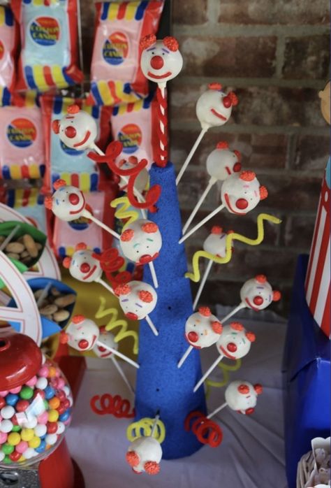 Clown Party Food Ideas, Clown Theme Birthday Party, Carnival Birthday Party Food, Clown Birthday Party Ideas, Clown Birthday Party, Clown Cupcakes Circus Theme, Clown Cakes Birthdays, Birthday Party Food Table, Seventeen Birthday